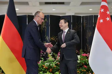 Perdana Menteri, Encik Lawrence Wong (kanan), bersama Canselor Jerman, Encik Friedrich Merz, pada sidang media bersama di Bangunan Parlimen pada 27 Oktober.