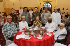 Timbalan Perdana Menteri merangkap Menteri Perdagangan dan Perusahaan, Encik Gan Kim Yong (barisan pertama, tiga dari kanan) bersama Menteri Kanan Emeritus, Encik Goh Chok Tong (barisan pertama, kiri) hadir selaku tetamu terhormat sambutan Hari Raya Aidilfitri masyarakat Dawoodi Bohra Singapura pada 25 April.