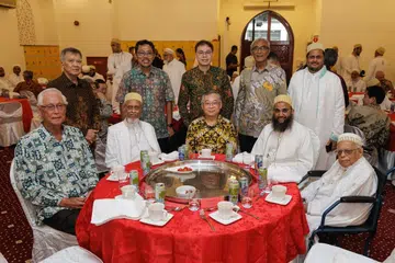 Timbalan Perdana Menteri merangkap Menteri Perdagangan dan Perusahaan, Encik Gan Kim Yong (barisan pertama, tiga dari kanan) bersama Menteri Kanan Emeritus, Encik Goh Chok Tong (barisan pertama, kiri) hadir selaku tetamu terhormat sambutan Hari Raya Aidilfitri masyarakat Dawoodi Bohra Singapura pada 25 April.
