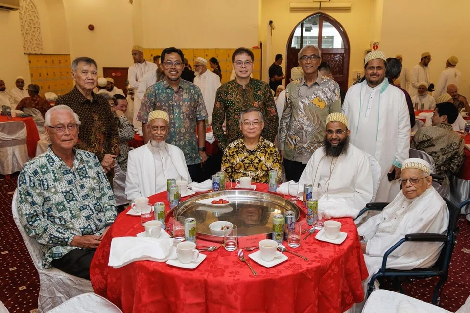 Timbalan Perdana Menteri merangkap Menteri Perdagangan dan Perusahaan, Encik Gan Kim Yong (barisan pertama, tiga dari kanan) bersama Menteri Kanan Emeritus, Encik Goh Chok Tong (barisan pertama, kiri) hadir selaku tetamu terhormat sambutan Hari Raya Aidilfitri masyarakat Dawoodi Bohra Singapura pada 25 April.