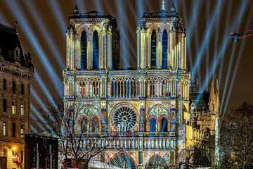 Katedral Notre-Dame di Paris kembali tersergam megah beberapa minggu lalu setelah mengalami kemusnahan dan kebakaran pada 15 April 2019. 