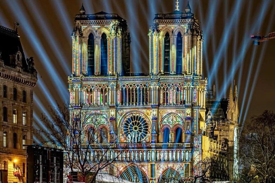 Katedral Notre-Dame di Paris kembali tersergam megah beberapa minggu lalu setelah mengalami kemusnahan dan kebakaran pada 15 April 2019. 