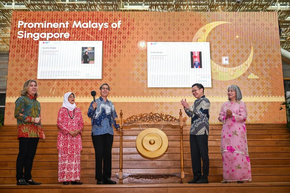 Pemangku Menteri Bertanggungjawab bagi Ehwal Masyarakat Islam, Profesor Madya Dr Muhammad Faishal  Ibrahim (tiga dari kiri), melancarkan Portal Tokoh-Tokoh Melayu Singapura atau ‘Prominent Malays of Singapore’ (PMoS) di Galeri Nasional Singapura pada 11 Oktober. Beliau disertai (dari kiri) Pengerusi Panel Penasihat Melayu Lembaga Perpustakaan Negara (NLB), Dr Azhar Ibrahim; mantan Presiden Singapura, Puan Halimah Yacob; Ketua Eksekutif NLB, Encik Ng Cher Pong; dan salah seorang individu yang dipaparkan di PMoS, Cik June Rusdon.