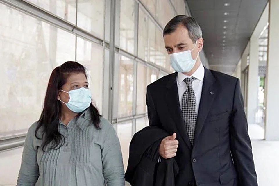 DILEPASKAN DARIPADA KESALAHAN: Cik Parti Liyani bersama peguamnya Encik Anil Balchandani. - Foto PERTUBUHAN KEMANUSIAAN UNTUK EKONOMI MIGRASI