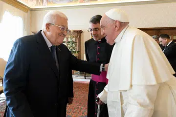 Presiden Palestin, Encik Mahmoud Abbas (kiri), dan Pope Francis, mengadakan  pertemuan peribadi di Vatican pada 12 Disember.