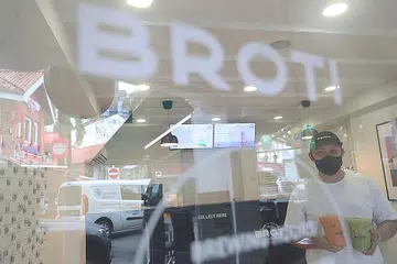 CEKALKAN SEMANGAT: Pemilik perniagaan minuman Broti, Syed Uzair Syed Abu Bakar (atas), menganggap waktu kemelesetan ekonomi ini sebagai peluang yang baik baginya mendapatkan sebuah kedai dan mengekalkan pekerjanya. - Foto BH oleh TIMOTHY DAVID