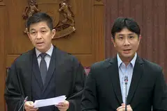 UNGKAPAN KATA DIPERSOAL: Encik Tan Chuan-Jin (kiri) kedengaran menutur kekata lucah dan kesat “****ing populist” ke dalam mikrofon semasa hari pertama perbahasan mengenai Ucapan Presiden pada 17 April, selepas Profesor Madya Jamus Lim menamatkan ucapan kira-kira 20 minit tentang usaha membantu golongan berpendapatan rendah.