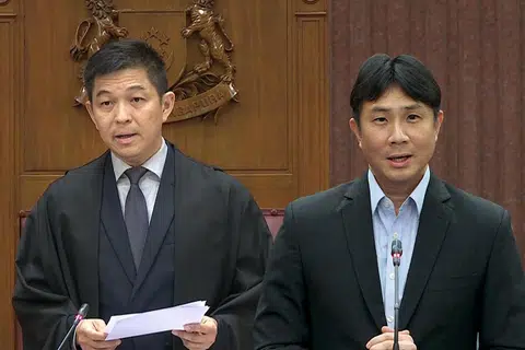 UNGKAPAN KATA DIPERSOAL: Encik Tan Chuan-Jin (kiri) kedengaran menutur kekata lucah dan kesat “****ing populist” ke dalam mikrofon semasa hari pertama perbahasan mengenai Ucapan Presiden pada 17 April, selepas Profesor Madya Jamus Lim menamatkan ucapan kira-kira 20 minit tentang usaha membantu golongan berpendapatan rendah.