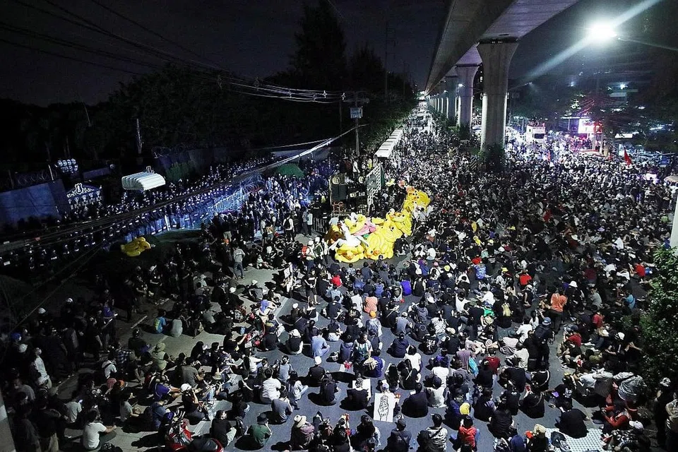 BANTAH DEPAN KEM TENTERA: Penunjuk perasaan mengadakan bantahan berdekatan kem tentera Rejimen ke-11 Infantri yang bertujuan menyoal kekuasaan peribadi Raja Vajiralongkorn ke atas dua unit tentera setelah beliau menaiki takhta. - Foto REUTERS