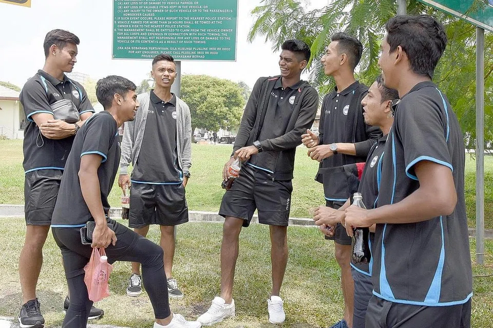 SEDIA BERSAING: Sebahagian pemain veteran Singapura menjamu selera ketika berhenti rehat di R&R Pagoh sebelum ke Shah Alam. Pilihan Singapura terdiri daripada 21 pemain, termasuk empat pemain asing, dari tujuh pasukan Liga Perdana Singapura (SPL) (atas). - Foto ZAINAL YAHYA