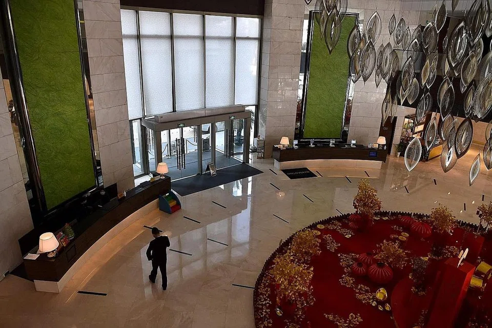 LENGANG: Sebuah lobi hotel di bandar Wuhan di wilayah Hubei lengang sedang pengunjung menjauhi bandar itu selepas berlakunya penularan virus di situ. - Foto AFP