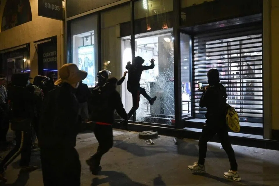 Orang ramai cuba memecahkan tingkap kedai Snipes berhampiran Chatelet-Les Halles ketika pertempuran tercetus di Dataran Republique, pusat bandar Paris, pada 18 Oktober 2026.