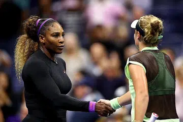 MARA KE PERINGKAT SELANJUTNYA: Serena Williams (kiri) menewaskan pesaingnya, Catherine McNally, dengan mata 5-7, 6-3, 6-1 semalam, lantas mara ke peringkat selanjutnya dan bakal menentang Hsieh Su-wei atau Karolina Muchova. - Foto AFP