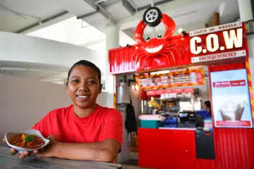 PEMERINTAH SEDIA SALURAN: Pemilik gerai makanan Cajun On Wheels (C.O.W), Cik Nur Aishah Jamaluddin, boleh memanfaatkan usaha Perikatan Tiga Pihak bagi Penyelesaian Pertikaian (TADM) yang bakal melanjutkan khidmat pengantaraan sukarelanya kepada semua pekerja yang bekerja sendiri yang mengalami pertikaian pembayaran dengan perniagaan. - Foto BH oleh MOHD KHALID BABA