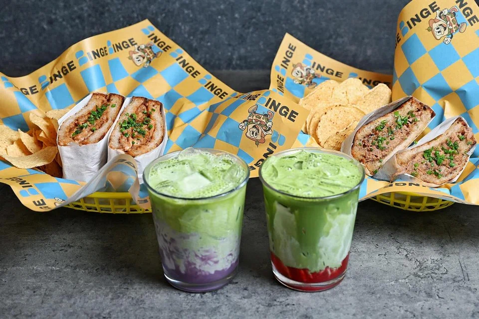 Aneka pembuka selera termasuk (dari kiri) ‘Benny’s Cheesesteak’ (berharga $18); ‘Grand Poobah’ ($18); dan ‘Taro Matcha’ ($9); dan ‘Strawberry Matcha’ ($9). 