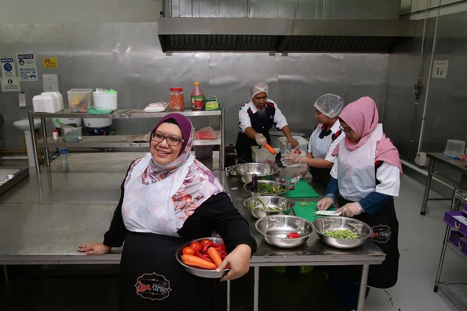  PELABURAN BESAR NAMUN MUDAHKAN NIAGA: Cik Juniliza (kiri) tidak lagi bergegas memasak dari satu majlis perkahwinan ke majlis lain sejak mempunyai dapur pusat. - Foto BH oleh KEVIN LIM 
