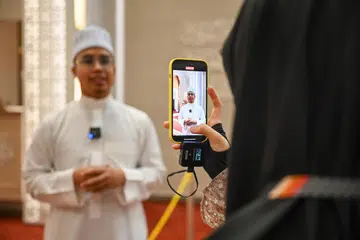 MASJID MANFAATKAN TIK TOK: Ketua Bimbingan Agama & Pembangunan Masyarakat, Ustaz Hanan Farihin Jasmani, dan Penolong Eksekutif, Penyebaran Kreatif & Penglibatan Digital, Cik Nur Radhiah Jasni, giat menghasilkan kandungan Tik Tok untuk Masjid Al-Falah.