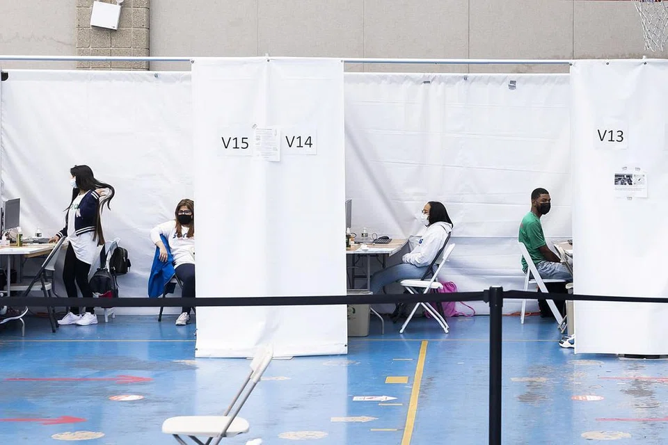 TUNGGU VAKSINASI: Pekerja kesihatan menunggu untuk memberi vaksinasi di Bronx, New York. Keperluan bagi semua kakitangan penjagaan kesihatan untuk menerima vaksin Covid-19 telah mendorong puluhan ribu kakitangan untuk menerima suntikan. - Foto EPA-EFE