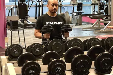 DEKATI MASYARAKAT: Jurulatih peribadi, Encik Jazsley Zainal, menjalankan 'bootcamp' percuma sebulan sekali dalam misinya menghimpunkan golongan yang mencintai kecergasan demi menjauhi penyakit kronik. - Foto BH oleh HARYANI ISMAIL