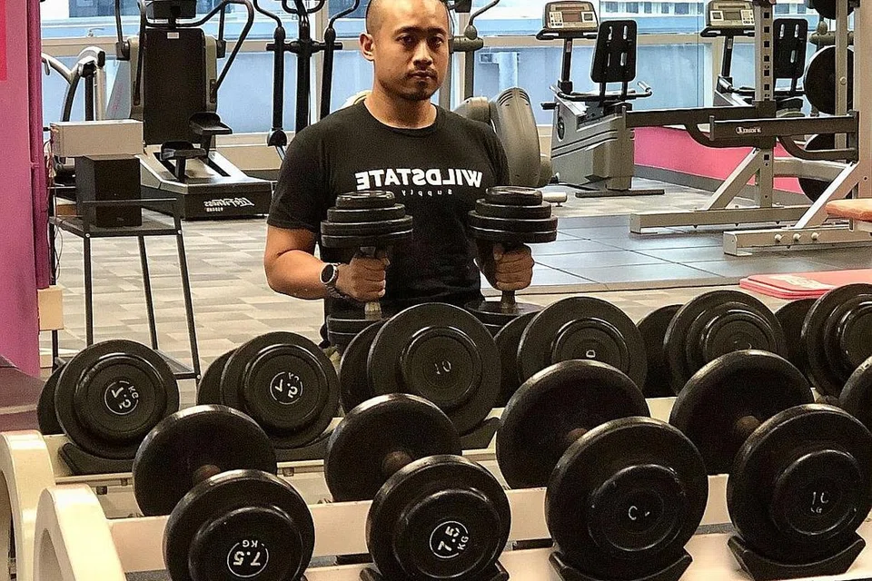 DEKATI MASYARAKAT: Jurulatih peribadi, Encik Jazsley Zainal, menjalankan 'bootcamp' percuma sebulan sekali dalam misinya menghimpunkan golongan yang mencintai kecergasan demi menjauhi penyakit kronik. - Foto BH oleh HARYANI ISMAIL