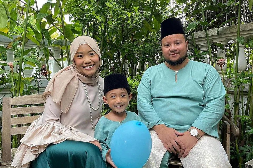 CURAH KASIH SAYANG: Cik Nursyazanna Syaira Md Suhimi dan suaminya, Encik Ashraf Alami, mengambil Noah Ashraf sebagai anak angkat mereka ketika dia berumur dua hari. - Foto ihsan NURSYAZANNA SYAIRA MD SUHIMI