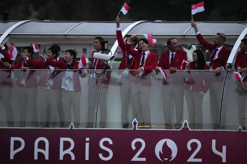 Kontinjen Singapura di atas kapal yang berlayar di sungai Seine di Paris  sewaktu upacara pembukaan  Sukan Olimpik 2024 pada 26 Julai. 