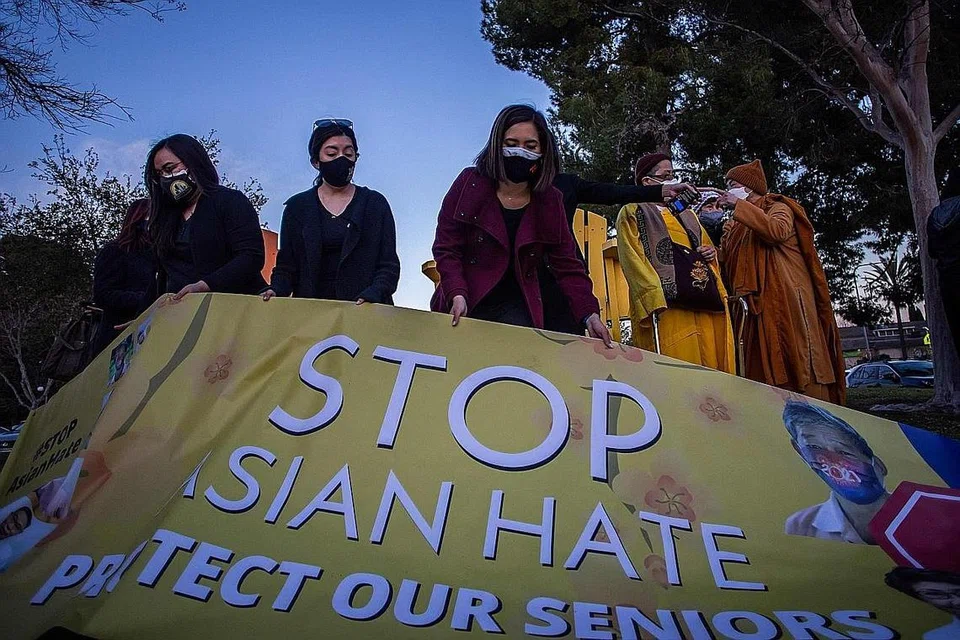 HENTIKAN SIKAP PERKAUMAN: Orang ramai berkumpul dan memegang sepanduk yang menentang keganasan yang disasarkan kepada masyarakat Asia-Amerika. - Foto AFP