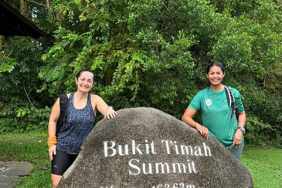 LATIHAN JASMANI: Sebelum mencabar diri untuk mendaki gunung, Cik Hazleen Ahmad Panayiotou (kanan) menasihatkan supaya bermula dengan mendaki Bukit Timah yang kurang mencabar. 