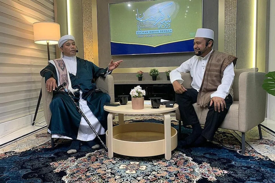 BICARA SYUKUR RAMADAN: Program ini membicarakan tentang isu-isu kemaslahatan masyarakat mengenai Ramadan. Antara asatizah mapan yang menyertainya ialah Ustaz TM Fouzy (kiri) beserta pengacara AB Shaikh. - Foto NUR INSAN