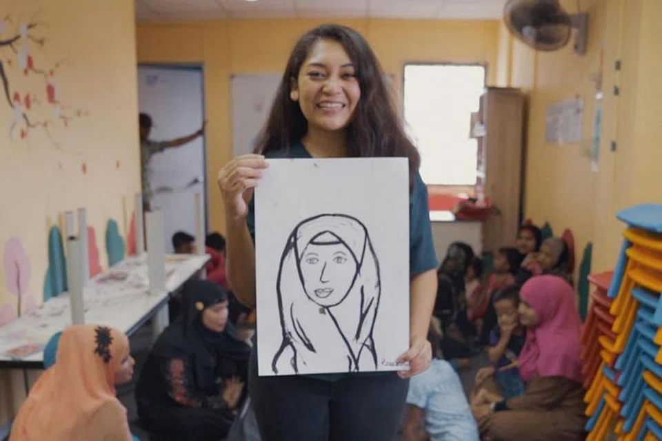 TERDORONG MEMBANTU: Cik Raeesah Khan tidak dapat berdiam diri selepas mendapat tahu tentang keadaan pelarian Rohingya yang memerlukan bantuan di Kuala Lumpur. Beliau menubuhkan Gerakan Reyna dua tahun lalu bagi menganjurkan pelbagai program buat wanita dan kanak-kanak Rohingya di sana. - Foto SPH