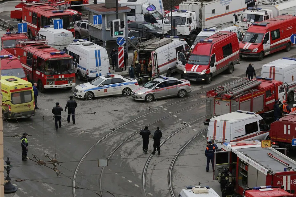 KEADAAN CEMAS: Ambulans, bomba dan kereta polis di luar stesen kereta api di St Petersburg selepas letupan berlaku kelmarin. - Foto REUTERS