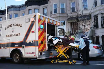 TERJEJAS TERUK: Seorang pekerja perubatan memindahkan pesakit ke dalam ambulans di New York City, Amerika Syarikat. Negara tersebut merupakan yang paling teruk terjejas oleh wabak Covid-19. - Foto AFP