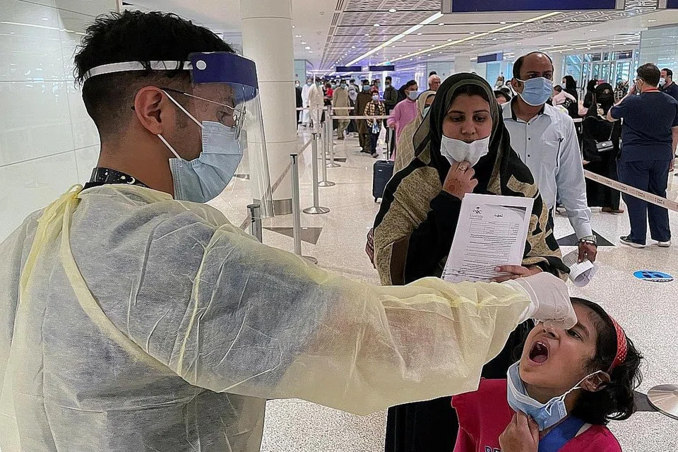 PERATURAN KETAT: Kakitangan perubatan Arab Saudi beri perubatan kepada jemaah yang tiba bagi kerjakan umrah November lalu. Amtas sebelum ini mengumumkan akan menangguhkan sebarang umrah sehingga suku ketiga tahun ini sebagai langkah berjaga-jaga. - Foto REUTERS