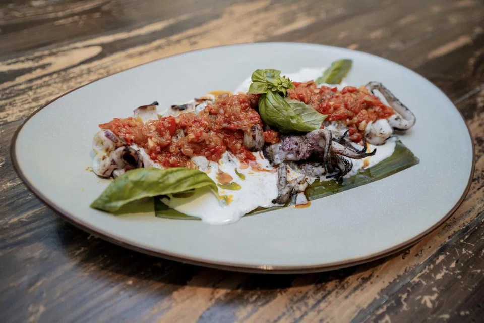 Hidangan sotong sambal pecel yang dibakar dengan campuran sambal pedas Indonesia dan santan yang berharga $22. 