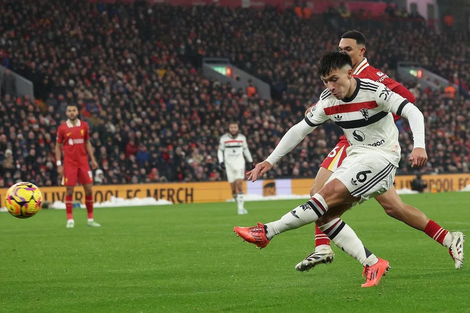 Pemain pertahanan Manchester United, Lisandro Martinez, menjaringkan gol hebat dalam perlawanan Liga Perdana England antara United dan Liverpool di Anflied pada 6 Januari. Perlawanan berakhir 2-2. 