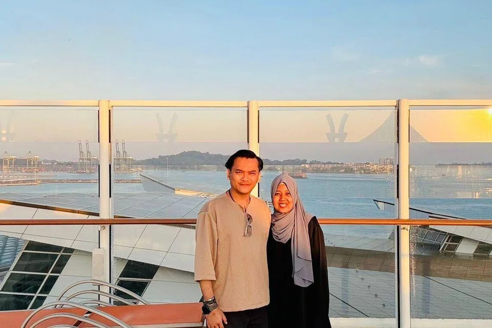 Bagi pasangan Cik Nur Aniyah Alias dan Encik Abdul Rahim Abdul Rahman, pengalaman menaiki kapal persiaran kali ini berbeza berbanding sebelumnya, apabila mereka ke sana dengan sendiri.