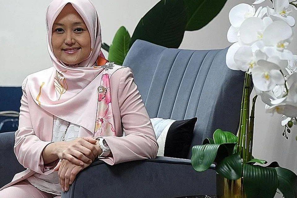  Cik Rahayu Mahzam 