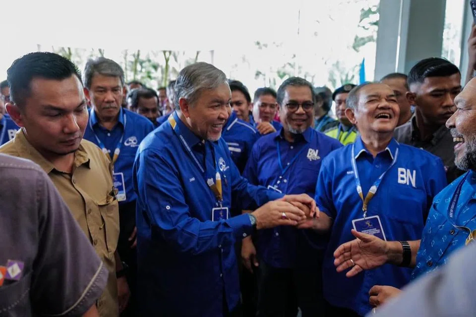Pengerusi Barisan Nasional (BN) merangkap Presiden Umno, Datuk Seri Dr Ahmad Zahid Hamidi (depan,dua dari kiri), bersalaman dengan perwakilan yang menghadiri Konvensyen BN Negeri Sembilan 2024 pada 22 Disember.