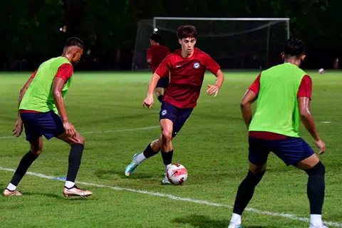 SAMBUT CABARAN: Kapten skuad bola sepak Singapura bawah 22 tahun, Harhys Stewart (tengah), telah disertakan dalam skuad senior bola sepak Singapura.