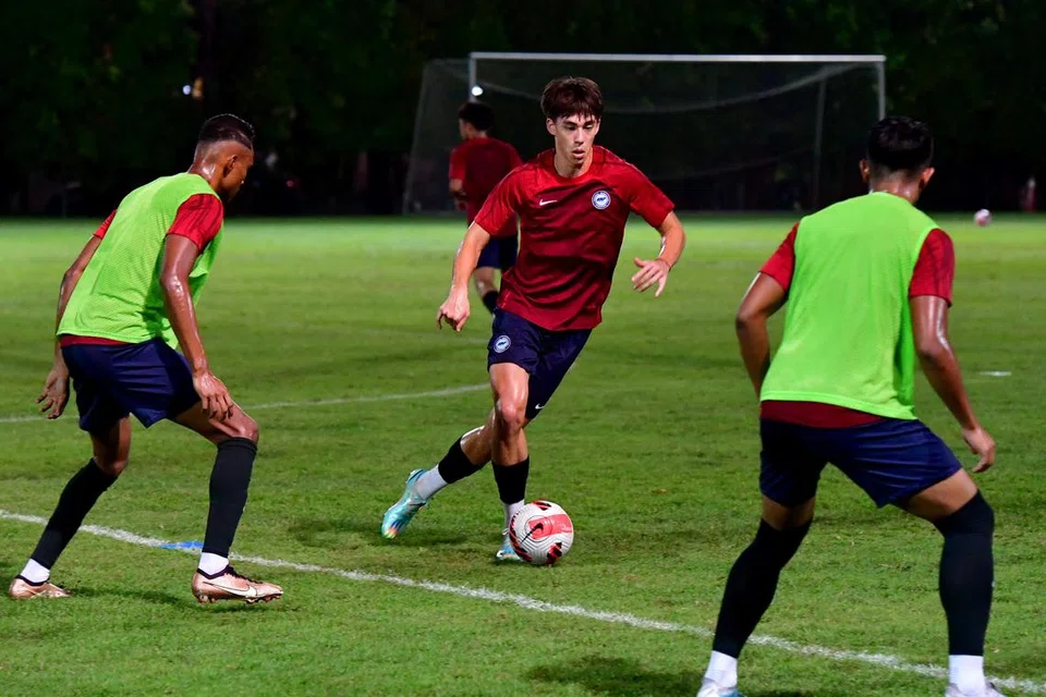 SAMBUT CABARAN: Kapten skuad bola sepak Singapura bawah 22 tahun, Harhys Stewart (tengah), telah disertakan dalam skuad senior bola sepak Singapura.