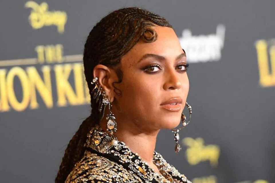 KISAH WANITA MABUK BERCINTA: Beyonce menganggap ‘Crazy In Love’ sebagai lagu yang meraikan evolusi wanita yang berada di dalam fasa terlalu gembira semasa bercinta.