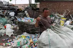 CHINA: Seorang lelaki membungkus sisa plastik di sebuah tempat buang sampah di luar Beijing. 