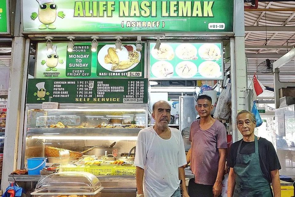 BERUSAHA PENUHI CITA RASA PELANGGAN': Encik Mohammad Rizal Samuri (tengah) berharap gerai Aliff Nasi Lemak yang diamanahkan oleh ibu dan bapanya, Encik Samuri Rusidi (kanan), dapat terus memenuhi cita rasa pelanggan mereka. Bersama mereka ialah pembantu gerai Encik Aziz Abu Bakar. - Foto BH oleh KHALID BABA