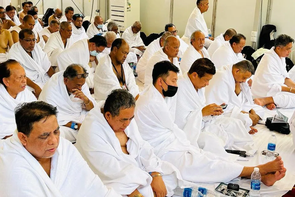 TAFAKUR, ZIKIR, DOA: Jemaah berkumpul dan beribadah di dalam khemah di Arafah.