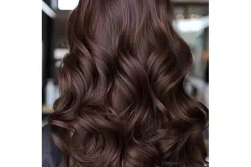 Rambut mengurai sihat dengan penggunaan syampu inai.