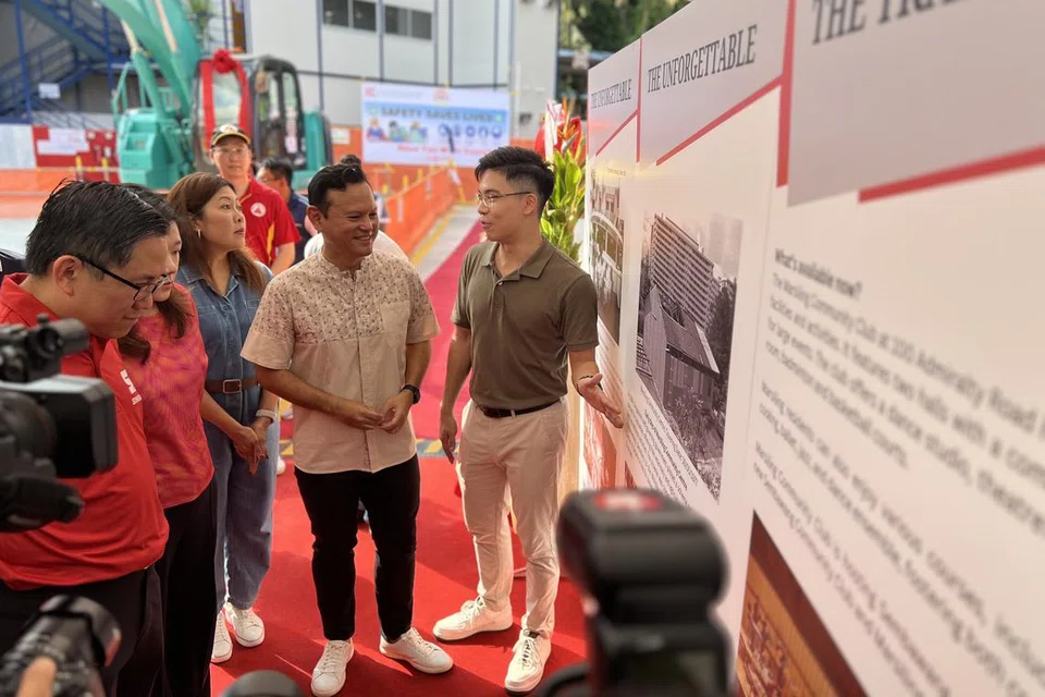 Menteri Negara Kanan (Pertahanan merangkap Tenaga Manusia), Encik Zaqy Mohamad, kelihatan meninjau pameran sejarah Marsiling di majlis pecah tanah pembinaan Marsiling CC di Marsiling Lane pada 1 September 2024.