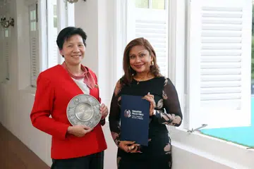Kakitangan SMRT, Cik Tan How Miang (kiri), dan jurulatih kecergasan, Cik Zoe Lalitha, di Majlis Anugerah Semangat Awam (PSA) Komand Keselamatan Pengangkutan Awam (TransCom) pada 8 Januari.