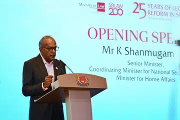 Menteri Kanan, Encik K. Shanmugam berucap di majlis pelancaran siri empat jilid yang merakamkan pembaharuan undang-undang Singapura sepanjang 25 tahun yang lalu.