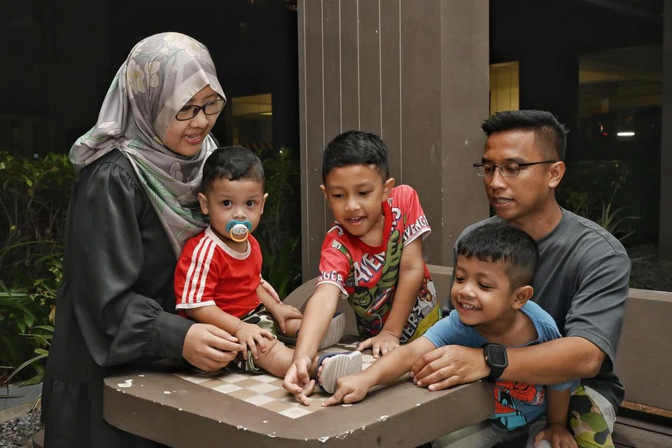 Meskipun ramai yang mengalu-alukan sokongan yang disediakan di bawah  Skim Keluarga Besar, keluarga perlu memikirkan beberapa faktor lain, seperti kos sara hidup dan kos penjagaan anak-anak, sebelum memutuskan untuk tambah zuriat, kata zamil penyelidikan kanan di Institut Pengajian Dasar (IPS), Dr Faizal Yahya, dan pengerusi M³@Pasir Ris-Punggol, Encik Azuan Tan.
