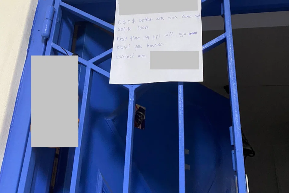 NOTA DITAMPAl: Sekeping nota ini ditampal pada sebuah unit di Woodlands Street 82.